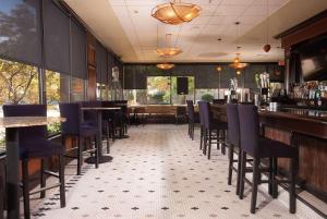 克利夫兰DoubleTree by Hilton Hotel Cleveland Downtown - Lakeside的一间带桌椅的餐厅和一间酒吧