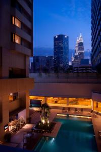 吉隆坡吉隆坡希尔顿逸林酒店的建筑在晚上可欣赏到城市天际线的景色