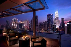 吉隆坡吉隆坡希尔顿逸林酒店的阳台,晚上可欣赏到城市景观