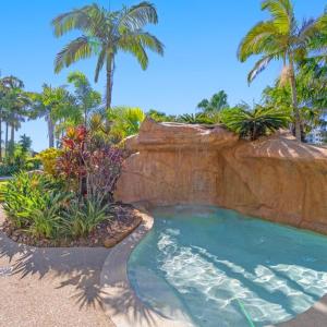 亚历山德拉岬角亚历山大幻境海岬公寓的棕榈树度假村内的游泳池