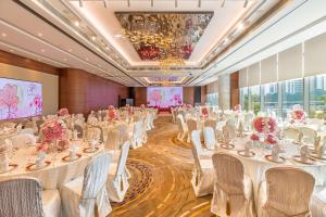香港香港旺角希尔顿花园酒店的宴会厅配有白色的桌椅