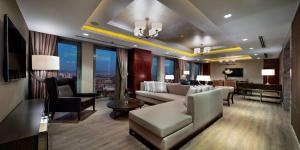 伊斯坦布尔伊斯坦布尔托普卡匹希尔顿逸林酒店的客厅配有沙发和桌椅