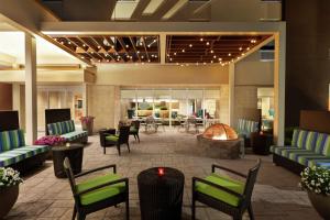 萨凡纳Home2 Suites By Hilton Savannah Airport的大堂设有椅子和壁炉