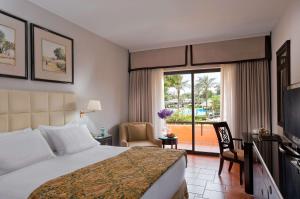 开罗开罗赫利奥波利斯希尔顿酒店的酒店客房设有一张床和一个阳台。