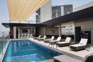 圣路易斯波托西Hampton Inn By Hilton San Luis Potosi的建筑物屋顶上的游泳池