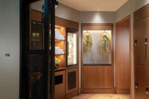 伦敦Hart Shoreditch Hotel London, Curio Collection by Hilton的走廊上挂着植物的门