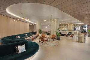 伦敦Canopy by Hilton London City的带沙发和桌椅的客厅