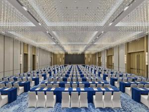 成都成都滨江希尔顿逸林酒店的一个空的大厅,里面装着蓝色的椅子和灯