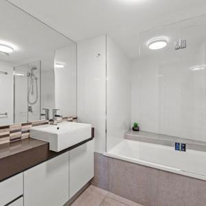 亚历山德拉岬角亚历山大幻境海岬公寓的白色的浴室设有水槽和浴缸。