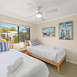 亚历山德拉岬角亚历山大幻境海岬公寓的一间卧室设有两张床和窗户。