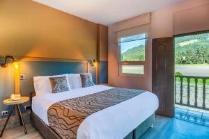 卡希卡Hotel Xue Sabana的一间卧室设有一张大床和一个大窗户