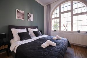 诺伊斯Historisches Deluxe Apartment im Marianum的一间卧室配有一张床,上面有两条毛巾