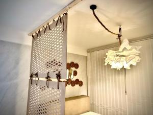 VogošćaApartment B&B的带淋浴帘和吊灯的浴室