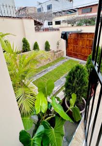利马Casa Verde Jesús María - Zona Residencial的阳台享有种植了植物的花园美景。