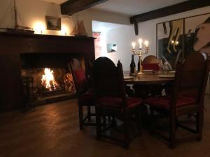 CulboneWorthy Manor的一间带桌子和壁炉的用餐室