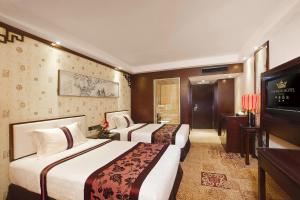 澳门帝濠酒店的酒店客房设有两张床和电视。