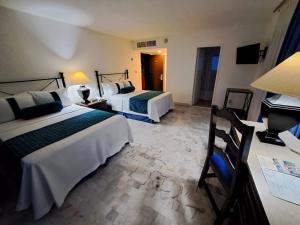 阿卡普尔科Ritz Acapulco All Inclusive的酒店客房设有两张床和钢琴