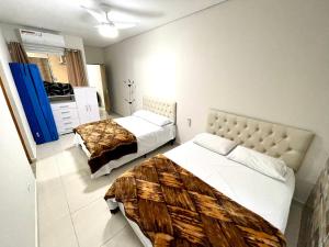 圣塞巴斯蒂安Recanto da Ivete的酒店客房带两张床和厨房