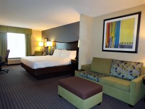 拉哥拉哥智选假日套房酒店 - 克利尔沃特的酒店客房,配有床和沙发