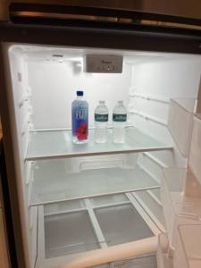 坦帕Luxury Suite by Tampa Convention Center & Hospital的配有瓶装水的开放式冰箱