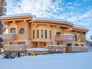 阿沃里亚兹Chalet Avoriaz, 7 pièces, 12 personnes - FR-1-314-102的前面有雪的大木结构建筑