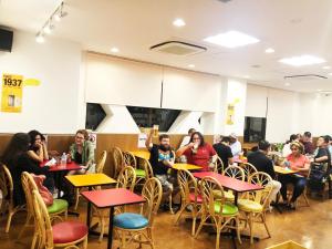 东京幡谷樱花酒店的一群坐在餐厅桌子上的人