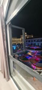 富国BREAKING DAWN- TAEYANG Hotel Phú Quốc的窗户,晚上可欣赏到城市美景