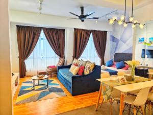 关丹HomeZz Imperium Residence Kuantan Studio Seaview的客厅配有沙发和桌子