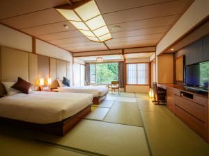 藏王温泉昭四季酒店的酒店客房设有两张床和一台平面电视。