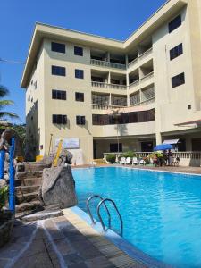 邦咯Pangkor Coral Bay Resort(2 bedrooms)的大楼前的游泳池