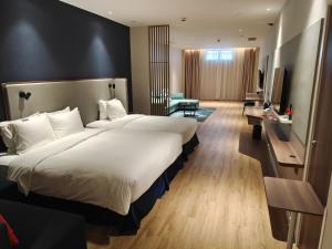 厦门厦门临港智选假日酒店(高崎机场）的酒店客房设有一张大床和一间客厅。