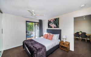 堪培拉Griffin Apartments Kingston ACT的一间卧室配有一张床、一张桌子和一个窗户。