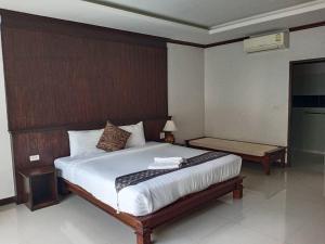 蔻立Chongfah Mountain View的一间卧室配有一张大床和木制床头板