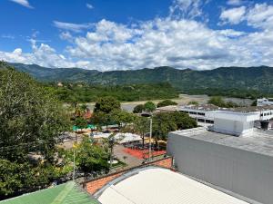 拉多拉达Hotel Entre Parques的城市的空中景观,背景是群山