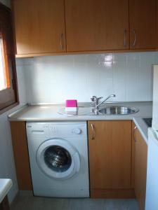 安索Casa Artio的厨房配有洗衣机和水槽