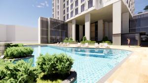 新加坡Hotel Mi Rochor的建筑物内游泳池的 ⁇ 染