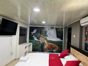 拉多拉达Hotel Entre Parques的卧室,水中画着一只老虎