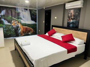 拉多拉达Hotel Entre Parques的卧室配有一张壁画和两张画的床铺。