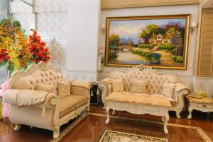 胡志明市Thinh Gia Phat Hotel Hoang Hoa Tham的客厅配有两张沙发和一幅画