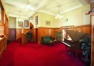 纳皮尔乡间酒店的客厅配有钢琴和红地毯