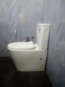 尼甘布Sunrise City Palace的浴室设有白色卫生间和水槽