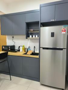 北赖Meritus Service Apartment的厨房配有不锈钢冰箱