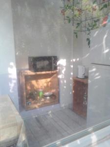 敖德萨Женский Hostel Dvor的一间位于客房角落的带壁炉的厨房