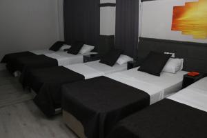 阿达纳Asus Palmiye Otel的一间客房内的四张床