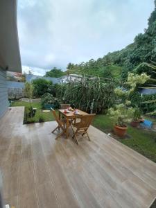 乌图罗阿Fare Tapu的庭院配有木桌和椅子。
