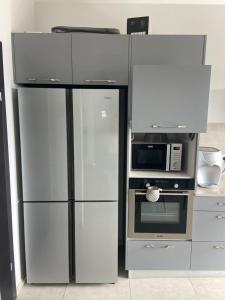 内坦亚Beauty apartment 3 rooms wi-fi的厨房配有冰箱和微波炉。