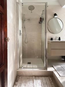 米兰Easy Isola, for an easy stay的浴室里设有玻璃门淋浴