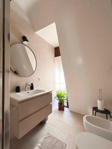 米兰Easy Isola, for an easy stay的一间带水槽和镜子的浴室