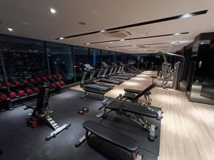 吉隆坡CL 95B Modern studio Infinity Pool KLCC View的健身房,配有一排跑步机和机器
