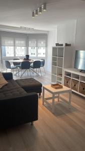 安道尔城Apartamento en el centro de Andorra la Vella con parking的客厅配有沙发和桌子